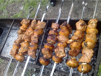 Шашлык с луком и грибами