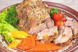 Свинина, шпигованная овощами