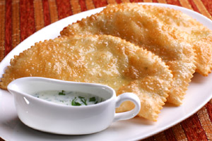 Приготовление чебуреков в домашних уловиях