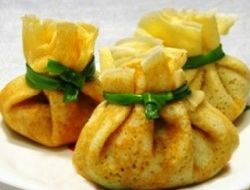 Блинные мешочки с копченым сыром и грибами