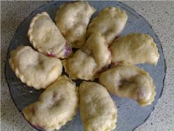 Дрожжевые вареники с вишнями