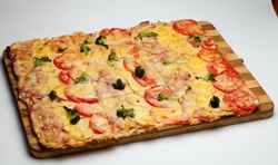 Пицца с грибами и колбасой салями