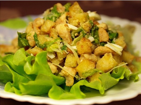 Салат «Цезарь» с добавлением курицы