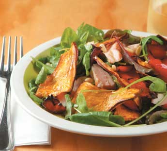 Салат из помидоров, бэкона и курицы