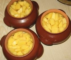 Вкусная картошка с печенью, тушёная в горшочке