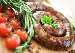 Простой рецепт вкусной домашней колбасы: приготовление и советы
