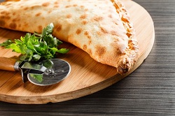 Как приготовить пиццу Кальцоне: классический рецепт