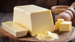 Как приготовить вкусное масло из коровьего молока и полезные рецепты на его основе