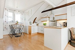 Правила обустройства кухни на мансарде: полезные рекомендации