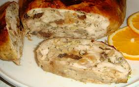 Куриный рулет с добавлением чернослива и шампиньонов