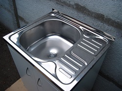 Накладная мойка на тумбу: достоинства и правила монтажа