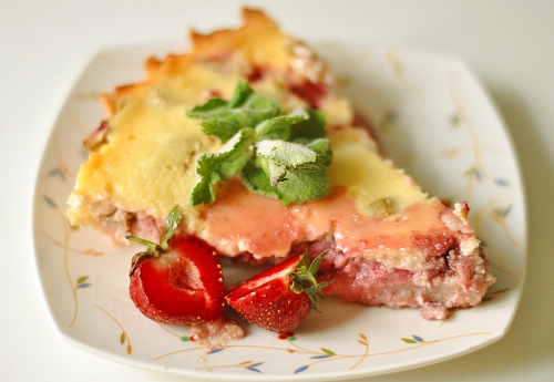 Пирог с клубникой, ревенем и крошкой