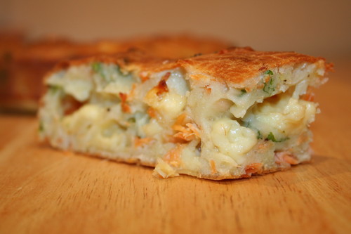 Ароматный пирог на кислом молоке с рыбой