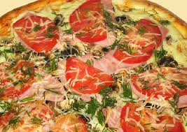 Пицца с начинкой из ветчины и овощей