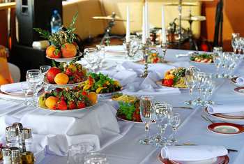 Как при сервировании стола расставлять бокалы