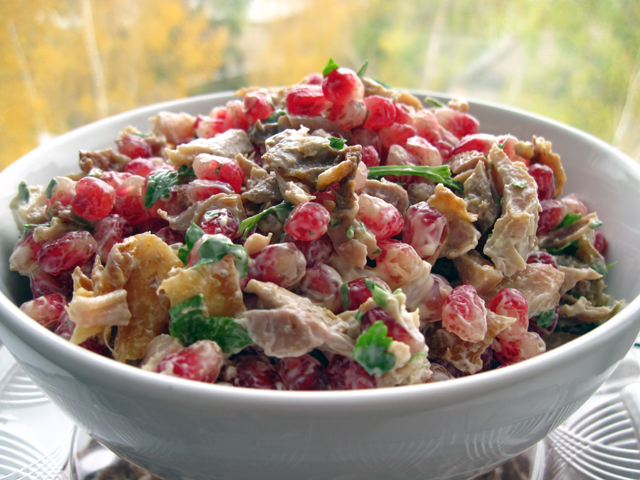 Куриный салат с гранатом