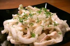 Вариант приготовления полезного салата из кальмара