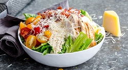 Как приготовить салат Цезарь с курицей и сухариками: пошаговый рецепт