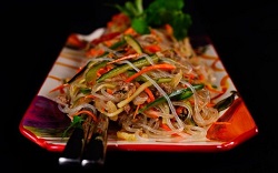 Салат с фунчозой: идеи и рецепты