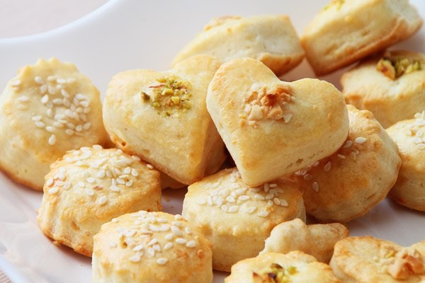 Вкусные пирожные из сыра с фруктовой начинкой