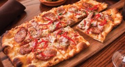 Пицца с колбасой и болгарским перцем