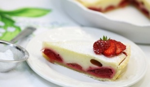 Пирог с творогом и клубникой